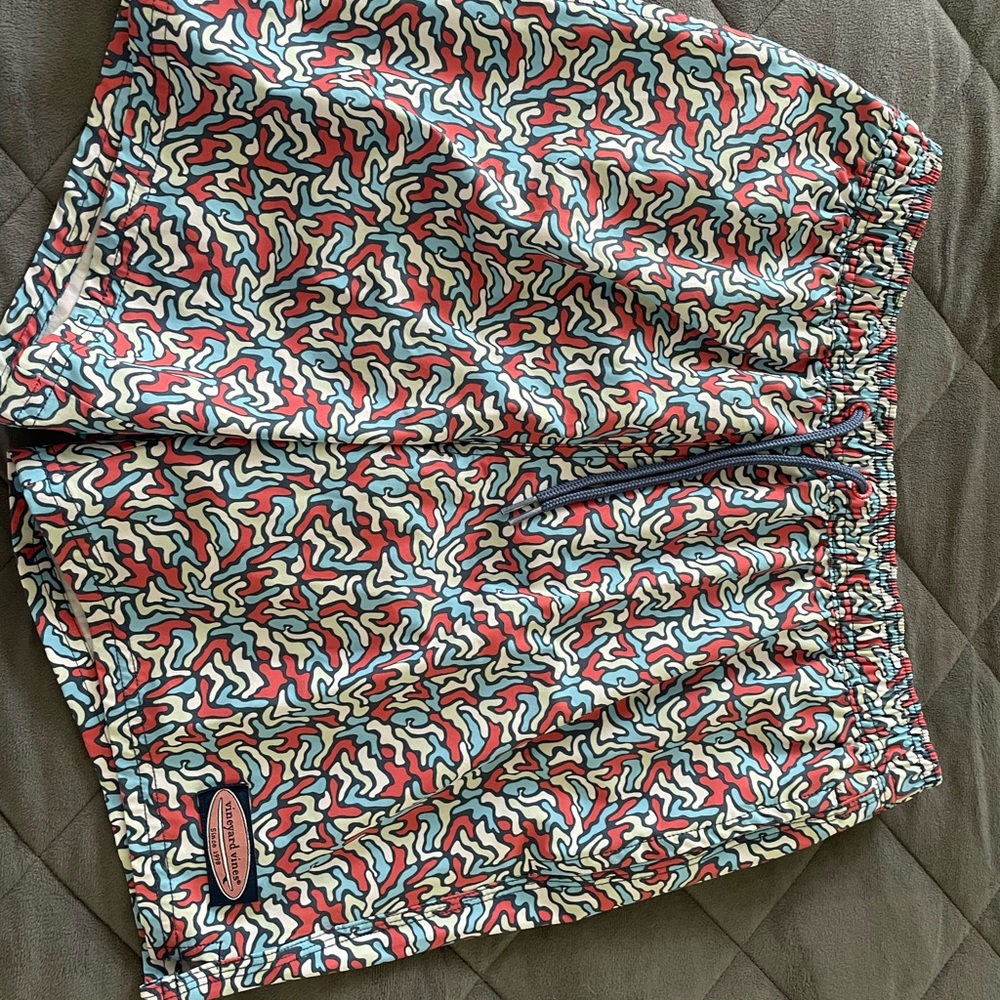 Mens Vineyeard Vines swim trunks — Small
